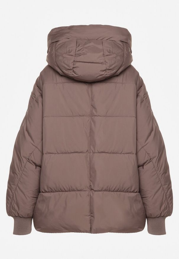 Born2be - Ciemnobeżowa Pikowana Kurtka o Kroju Oversize z Kapturem Mevisana. Okazja: na spacer. Typ kołnierza: kaptur. Kolor: beżowy. Materiał: poliester, dzianina, jeans. Sezon: zima, jesień