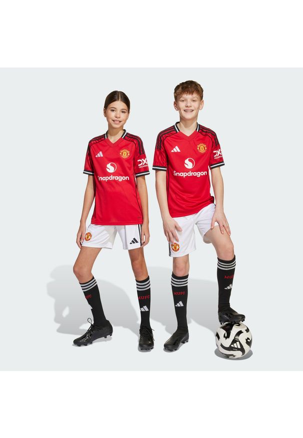 Adidas - Szorty Manchester United 25/26 Home Kids. Kolor: biały. Sport: piłka nożna