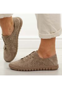 Beżowe skórzane półbuty damskie Vinceza 95362. Okazja: na co dzień. Nosek buta: okrągły. Zapięcie: bez zapięcia. Kolor: beżowy. Szerokość cholewki: normalna. Wzór: ażurowy. Materiał: zamsz. Sezon: wiosna, lato. Styl: casual, elegancki, klasyczny #1