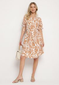 Born2be - Beżowa Bawełniana Sukienka w Ornamentalne Rośliny z Wiązaniem Przy Rękawach Tosvena. Okazja: na co dzień, na spacer, na imprezę. Kolor: beżowy. Materiał: bawełna. Styl: casual, elegancki #7