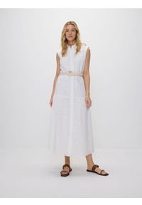 Reserved - Sukienka z paskiem - biały. Kolor: biały. Materiał: bawełna, tkanina. Wzór: ażurowy. Typ sukienki: koszulowe #1
