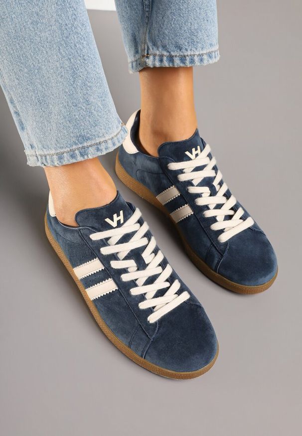 Renee - Granatowe Sneakersy Tenisówki Ozdobione Paskami Nilavara. Okazja: na co dzień, na spacer. Zapięcie: pasek. Kolor: niebieski. Materiał: jeans. Wzór: aplikacja. Obcas: na obcasie. Wysokość obcasa: niski. Sport: turystyka piesza
