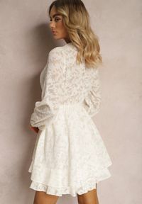Renee - Jasnobeżowa Kopertowa Sukienka Rozkloszowana Mini z Tkaniny Plumeti Haetna. Kolor: beżowy. Materiał: tkanina. Wzór: kropki. Typ sukienki: kopertowe. Długość: mini #5