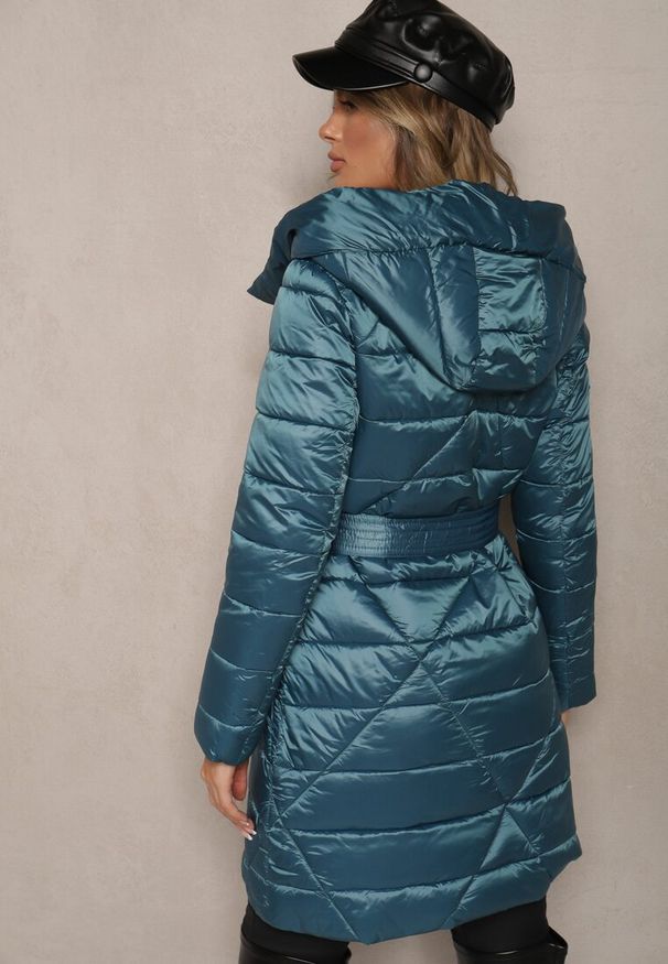 Renee - Niebieska Kurtka Pikowana o Długim Kroju z Kapturem Ozdobiona Wiązaniem w Talii Anselith. Typ kołnierza: kaptur. Kolor: niebieski. Materiał: jeans. Długość: długie. Wzór: aplikacja. Styl: elegancki