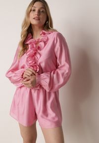 Born2be - Różowy Krótki Kombinezon Ozdobiony Żabotem Menimei. Okazja: na co dzień. Kolor: różowy. Materiał: materiał, poliester. Długość: krótkie. Wzór: aplikacja. Styl: casual, klasyczny, elegancki #1