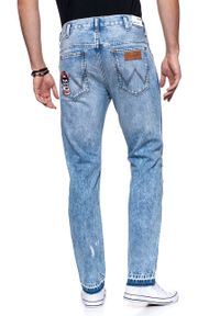 Wrangler - SPODNIE MĘSKIE WRANGLER BOYTON BLUE TOMORROW W16EGW13N. Stan: obniżony. Wzór: kolorowy, aplikacja. Styl: vintage