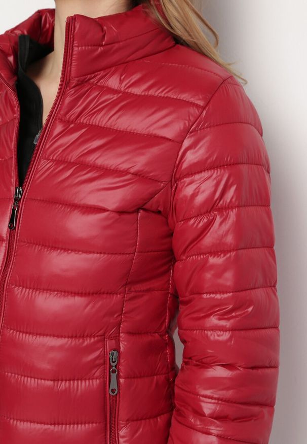 Born2be - Bordowa Kurtka Pikowana na Sezon Przejściowy Verlisa. Okazja: na co dzień. Typ kołnierza: bez kaptura. Kolor: czerwony. Styl: casual