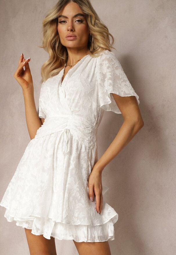 Renee - Biała Rozkloszowana Sukienka z Dekoltem Zapinanym na Napy Tarae. Okazja: na co dzień. Kolor: biały. Styl: casual, elegancki