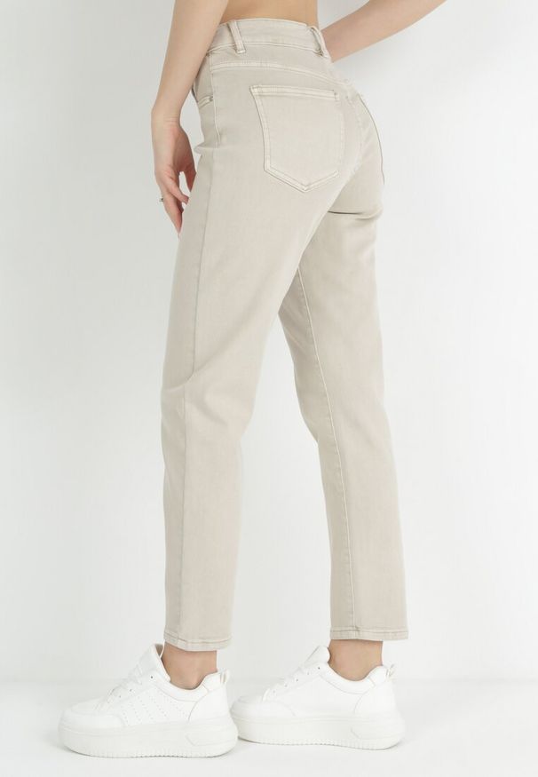 Born2be - Beżowe Jeansy Mom Fit z Wysokim Stanem Marzia. Okazja: na co dzień. Stan: podwyższony. Kolor: beżowy. Styl: casual