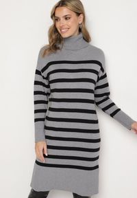 Born2be - Szaro-Czarna Sweterkowa Sukienka z Golfem Wiskozą i Modalem Ozdobiona Paskami Fesalttia. Okazja: na co dzień. Typ kołnierza: golf. Kolor: szary. Materiał: wiskoza. Długość rękawa: długi rękaw. Wzór: aplikacja. Typ sukienki: proste. Styl: casual, elegancki #1