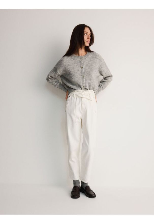 Reserved - Jeansy paperbag z wiązanym paskiem - kremowy. Stan: podwyższony. Kolor: kremowy