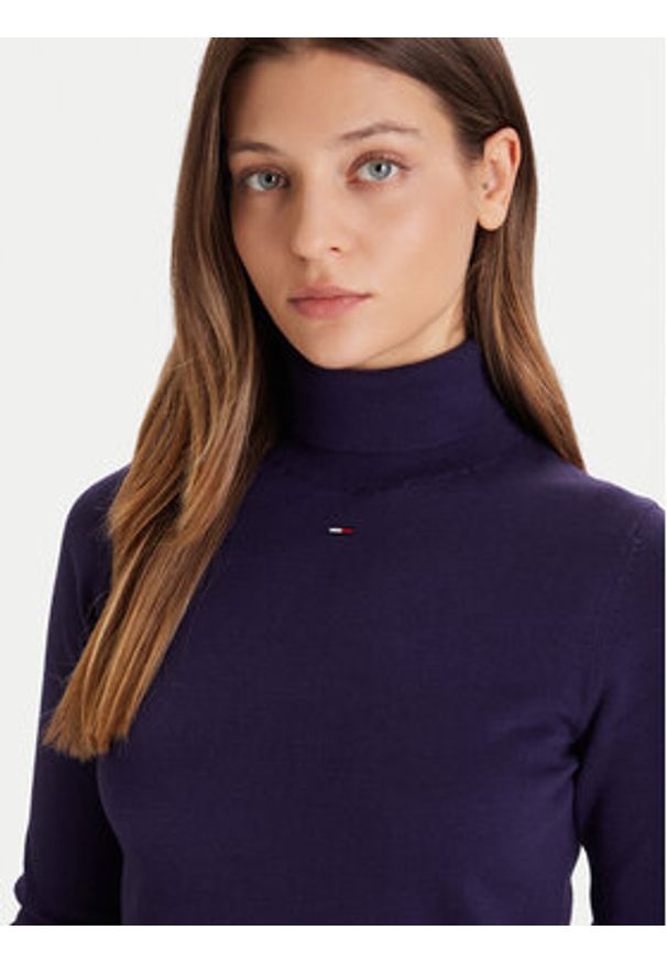 Tommy Jeans Golf Essential DW0DW21672 Fioletowy Regular Fit. Typ kołnierza: golf. Kolor: fioletowy. Materiał: bawełna