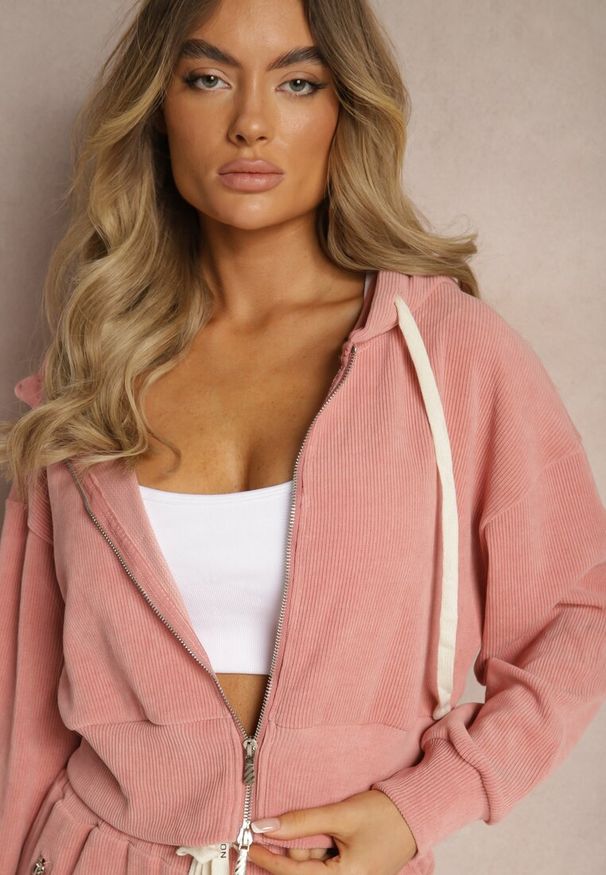 Renee - Różowy Komplet Dresowy z Dodatkiem Bawełny Spodnie z Gumką w Talii Bluza z Kapturem Sesaria. Kolor: różowy. Materiał: bawełna, dresówka. Wzór: kolorowy
