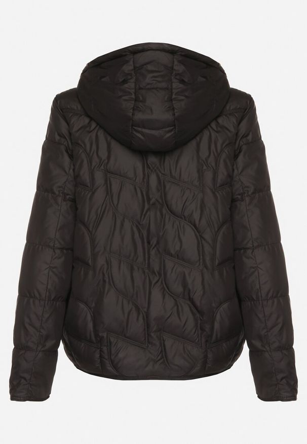 Born2be - Czarna Przejściowa Kurtka z Oryginalnym Pikowaniem i Kapturem Aruvitte. Okazja: na spacer, na co dzień. Kolor: czarny. Materiał: poliester, jeans. Styl: casual