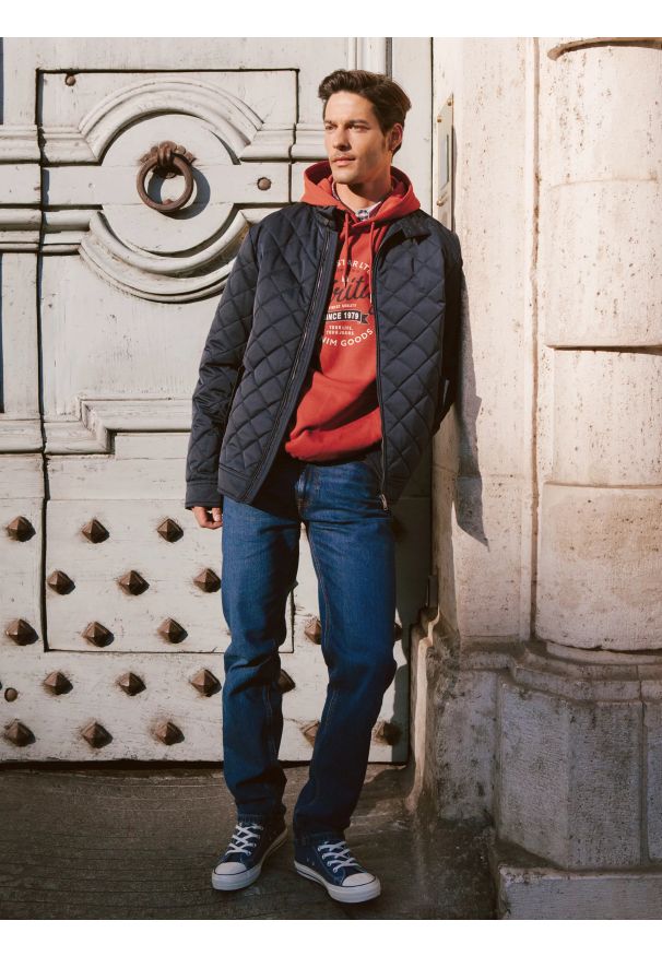 Big-Star - Bluza męska z kapturem z nadrukiem czerwona Herity 704. Okazja: na co dzień. Typ kołnierza: kaptur. Kolor: czerwony. Materiał: dzianina, jeans. Wzór: nadruk. Styl: casual