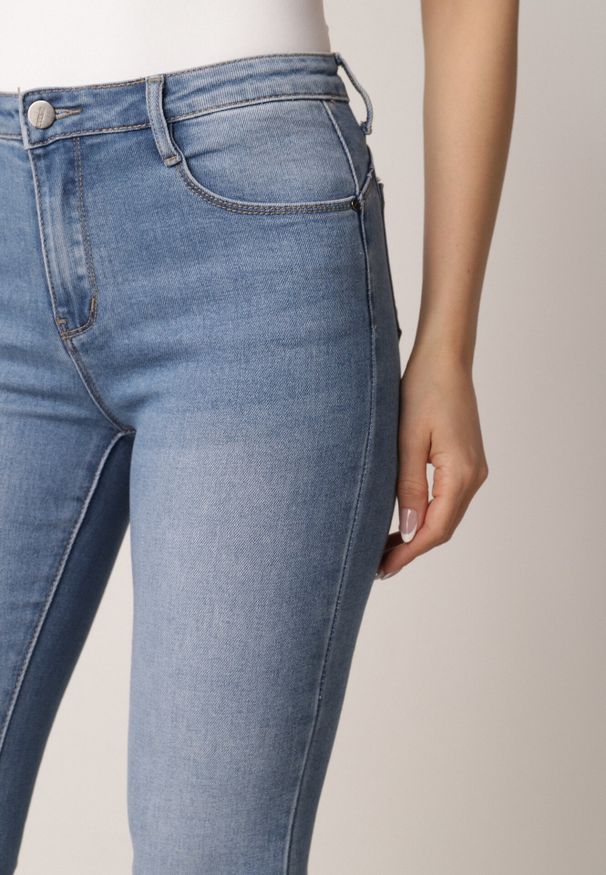 Born2be - Niebieskie Dopasowane Jeansy z Bawełną z Efektem Push-Up Eriflare. Okazja: na co dzień, na spacer. Kolor: niebieski. Styl: klasyczny, casual