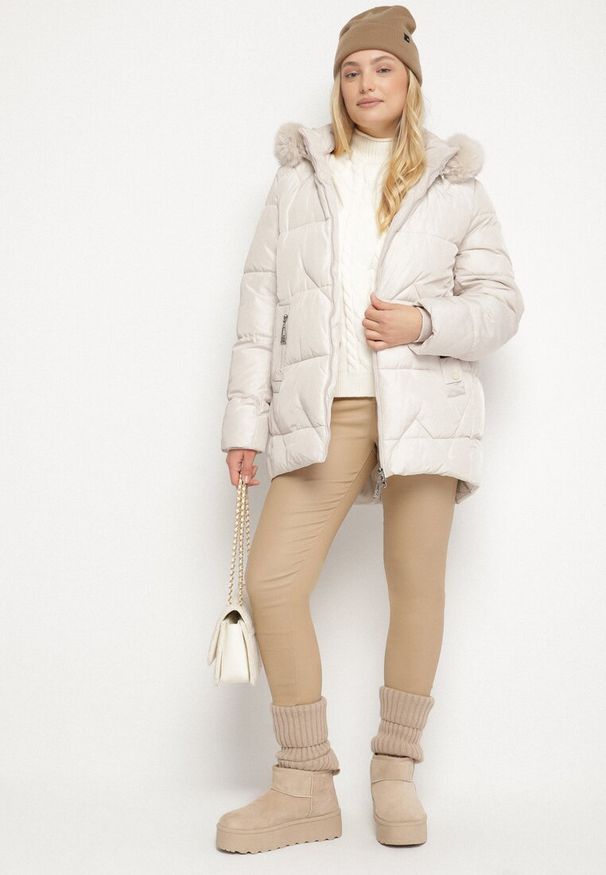 Born2be - Jasnoszara Pikowana Kurtka z Kapturem z Futerkiem Tevea. Okazja: na spacer, na spotkanie biznesowe, do pracy. Typ kołnierza: kaptur. Kolekcja: plus size. Kolor: szary. Materiał: futro. Styl: biznesowy, elegancki, klasyczny