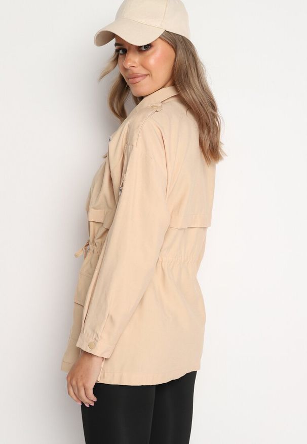 Born2be - Ciemnobeżowa Kurtka Parka z Bawełną Ściągana w Pasie Troczkiem Zapinana na Napy Velethra. Okazja: na co dzień. Kolor: beżowy. Materiał: bawełna. Styl: casual