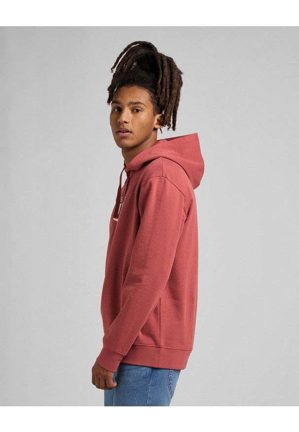 Lee - LEE HOODIE MĘSKA BLUZA Z KAPTUREM CINNAMON L80EEJVG 112320152. Typ kołnierza: kaptur