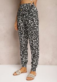 Renee - Czarno-Białe Wiskozowe Spodnie Joggery High Waist z Gumką w Talii w Kwiaty Risalenas. Stan: podwyższony. Kolor: czarny. Materiał: wiskoza. Wzór: kwiaty. Sezon: lato #5