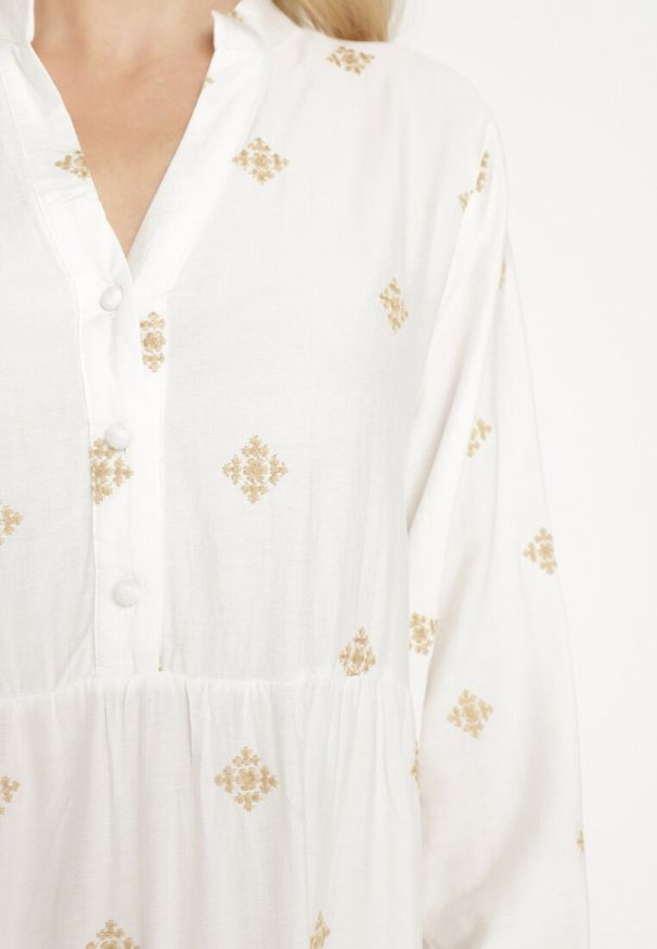 Born2be - Biała Sukienka z Wiskozy o Rozkloszowanym Kroju z Ozdobnym Haftem Nalariel. Typ kołnierza: dekolt w serek. Kolor: biały. Materiał: wiskoza. Długość rękawa: długi rękaw. Wzór: haft. Styl: klasyczny, elegancki