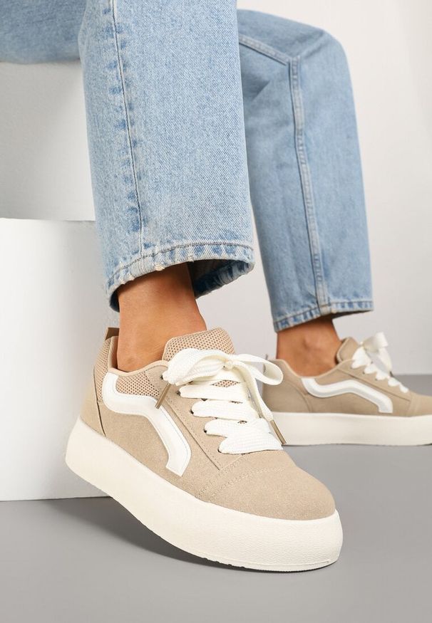 Renee - Ciemnobeżowe Sneakersy na Platformie z Geometrycznym Wzorem Kornelna. Okazja: na co dzień. Kolor: beżowy. Materiał: jeans. Wzór: geometria. Obcas: na platformie