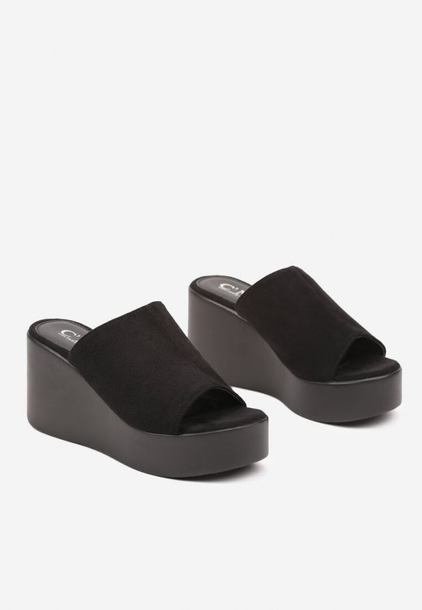 Born2be - Czarne Klasyczne Klapki na Koturnie Fonira. Okazja: na co dzień. Nosek buta: otwarty. Kolor: czarny. Materiał: jeans. Obcas: na koturnie. Styl: klasyczny. Wysokość obcasa: średni
