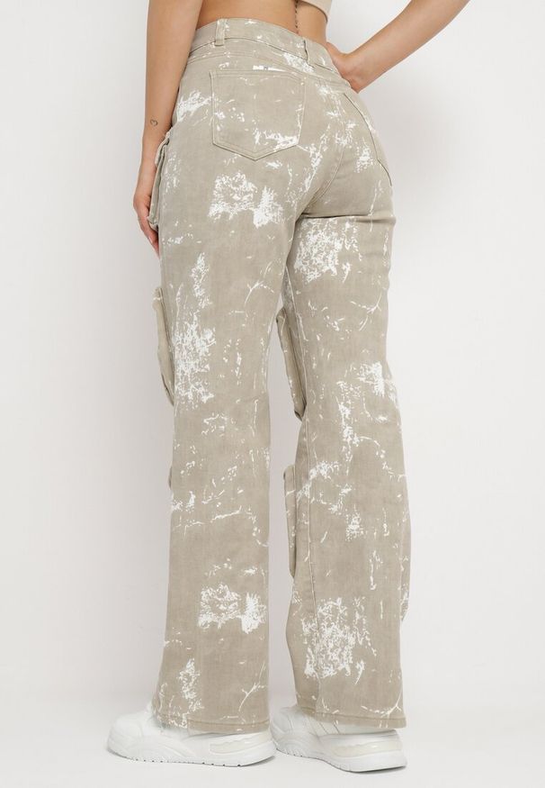 Born2be - Beżowe Jeansy Bojówki z Szerokimi Kieszeniami i Ozdobnym Nadrukiem Nasteria. Kolor: beżowy. Wzór: nadruk