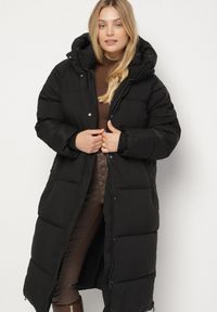 Born2be - Czarna Pikowana Kurtka Zimowa z Kapturem i Bocznymi Suwakami Falossea. Okazja: na co dzień. Typ kołnierza: kaptur. Kolekcja: plus size. Kolor: czarny. Materiał: poliester, dzianina, jeans. Sezon: zima. Styl: casual, klasyczny #3
