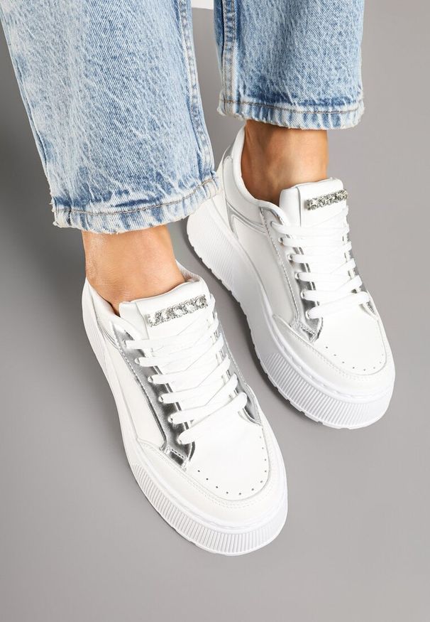 Born2be - Białe Sneakersy na Grubej Podeszwie z Ozdobnymi Przeszyciami Tataniel. Okazja: na co dzień. Kolor: biały. Materiał: jeans