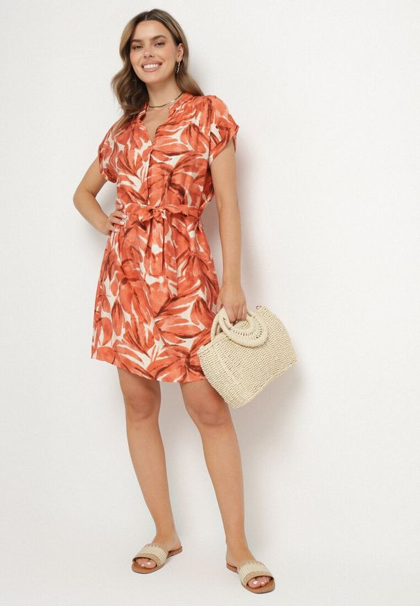Born2be - Pomarańczowa Pudełkowa Sukienka z Dekoltem w Serek o Roślinnym Wzorze z Paskiem w Talii Resevia. Okazja: na spacer, na co dzień. Typ kołnierza: dekolt w serek. Kolor: pomarańczowy. Długość rękawa: krótki rękaw. Sezon: lato. Typ sukienki: proste. Styl: casual, elegancki, wizytowy