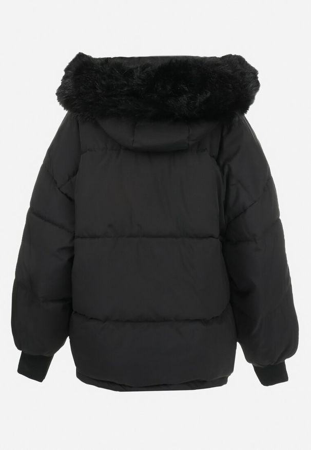 Born2be - Czarna Kurtka Oversize z Futrzanym Kapturem Vugovi. Kolor: czarny. Materiał: futro. Długość rękawa: długi rękaw. Długość: długie. Wzór: aplikacja. Sezon: zima