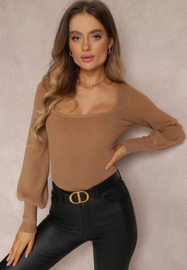 Renee - Brązowy Sweter Oranrad. Okazja: na co dzień. Typ kołnierza: dekolt kwadratowy. Kolor: brązowy. Materiał: jeans, dzianina, prążkowany. Długość: długie. Styl: klasyczny, casual