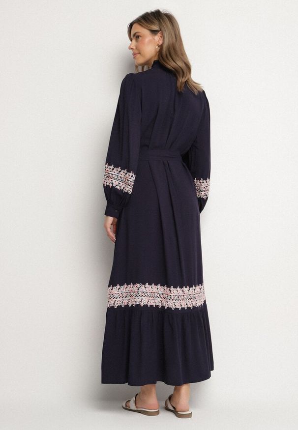 Born2be - Granatowa Rozkloszowana Sukienka z Wiskozy w Stylu Boho ze Stójką i Haftem Kolionisea. Okazja: na spacer, na co dzień. Typ kołnierza: kołnierzyk stójkowy. Kolor: niebieski. Materiał: wiskoza. Długość rękawa: długi rękaw. Wzór: haft. Styl: boho
