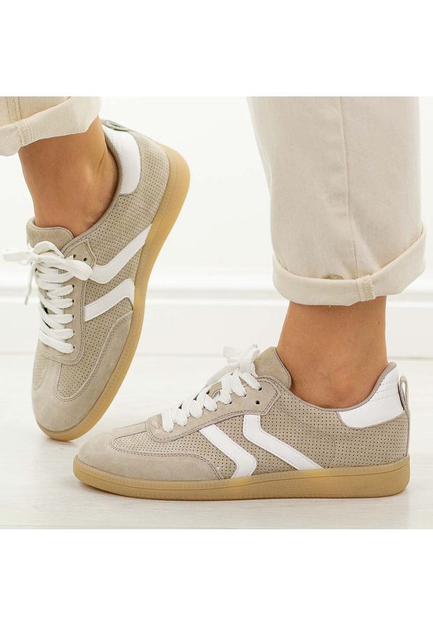 Beżowe skórzane półbuty damskie Vinceza 66905. Okazja: na co dzień. Nosek buta: okrągły. Zapięcie: sznurówki. Kolor: beżowy. Materiał: skóra, nubuk. Szerokość cholewki: normalna. Sezon: wiosna, jesień, lato. Styl: casual, klasyczny