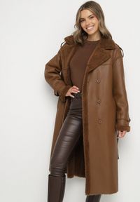 Born2be - Brązowy Dwurzędowy Płaszcz z Imitacji Skóry z Wiązanym Paskiem i Futrem Guritte. Okazja: na co dzień. Typ kołnierza: golf. Kolor: brązowy. Materiał: skóra, futro. Długość rękawa: długi rękaw. Długość: długie. Styl: klasyczny, casual, elegancki #4