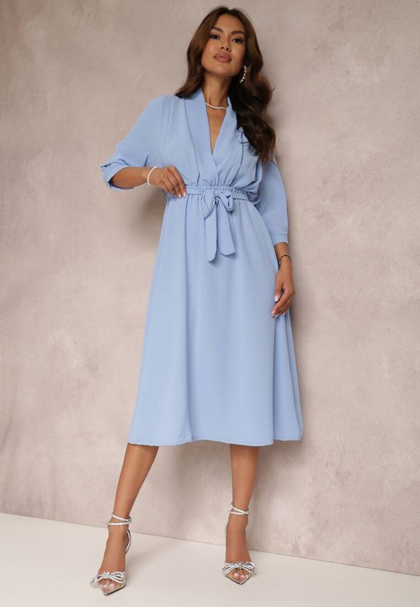 Renee - Jasnoniebieska Sukienka Canopis. Typ kołnierza: dekolt kopertowy. Kolor: niebieski. Materiał: materiał, tkanina. Typ sukienki: kopertowe. Styl: elegancki. Długość: midi
