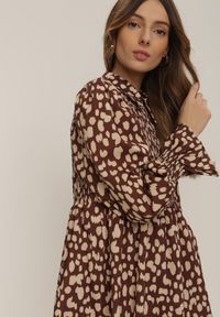 Renee - Brązowa Sukienka Isonoe. Kolor: brązowy. Wzór: nadruk. Długość: mini #2