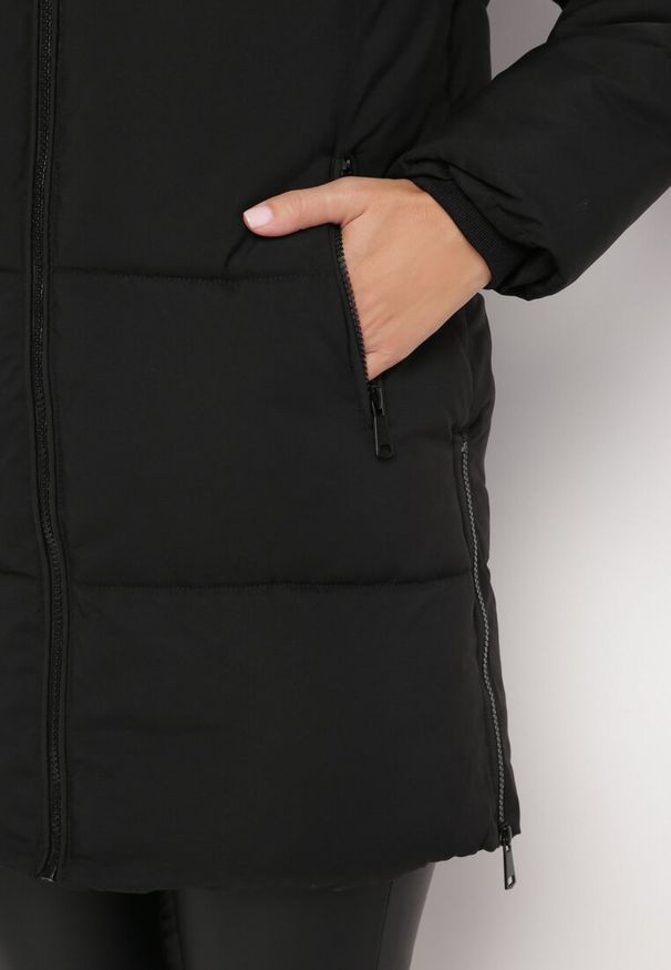 Born2be - Czarna Kurtka z Szerokim Pikowaniem i Nieodpinanym Kapturem Fanja. Okazja: na co dzień. Kolor: czarny. Materiał: dzianina, jeans. Długość rękawa: długi rękaw. Długość: długie. Sezon: zima, jesień. Styl: casual