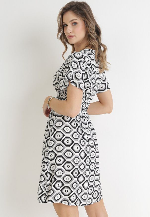 Born2be - Szaro-Biała Sukienka Mini z Wiskozy z Gumką w Pasie i Kopertowym Dekoltem Karisa. Kolor: szary. Materiał: wiskoza. Długość rękawa: krótki rękaw. Sezon: wiosna, lato. Typ sukienki: kopertowe. Długość: mini