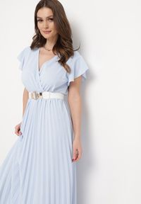 Born2be - Jasnoniebieska Sukienka Maxi Plisowana z Kopertową Górą Rozkloszowany Fason Anelea. Okazja: na imprezę, na randkę. Kolor: niebieski. Typ sukienki: kopertowe, rozkloszowane. Długość: maxi