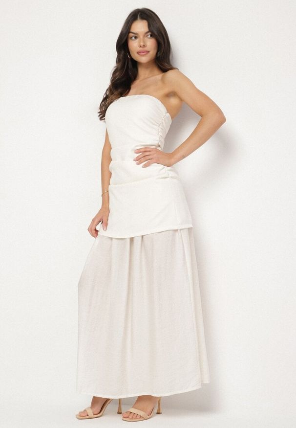 Born2be - Beżowa Koktajlowa Sukienka Typu Bandeau z Marszczeniem Izelessa. Okazja: na imprezę. Kolor: beżowy. Styl: wizytowy