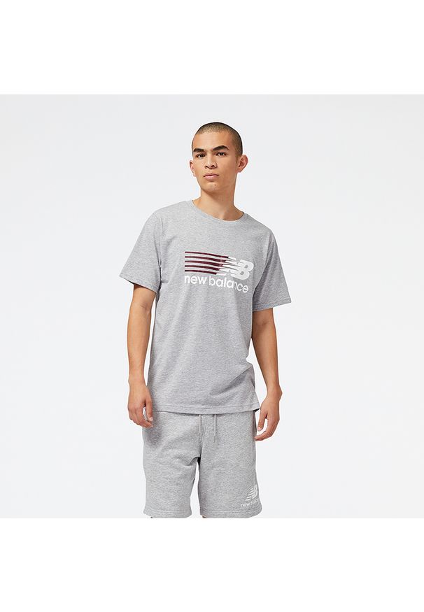 Koszulka męska New Balance MT23904AGM – szara. Kolor: szary. Materiał: materiał, bawełna, poliester. Wzór: napisy
