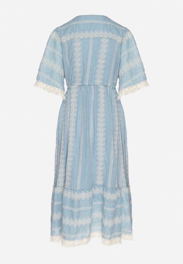 Born2be - Jasnoniebieska Bawełniana Sukienka Boho o Rozkloszowanym Kroju z Wiązaniem i Haftem Korithira. Okazja: na co dzień, na spacer. Typ kołnierza: dekolt w serek. Kolor: niebieski. Materiał: bawełna. Wzór: haft. Sezon: lato. Typ sukienki: rozkloszowane. Styl: boho