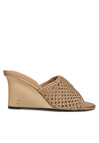 TOMMY HILFIGER - Tommy Hilfiger Klapki Crochet Metallic Lthr Wedge Mule FW0FW08812 Złoty. Kolor: złoty. Materiał: skóra