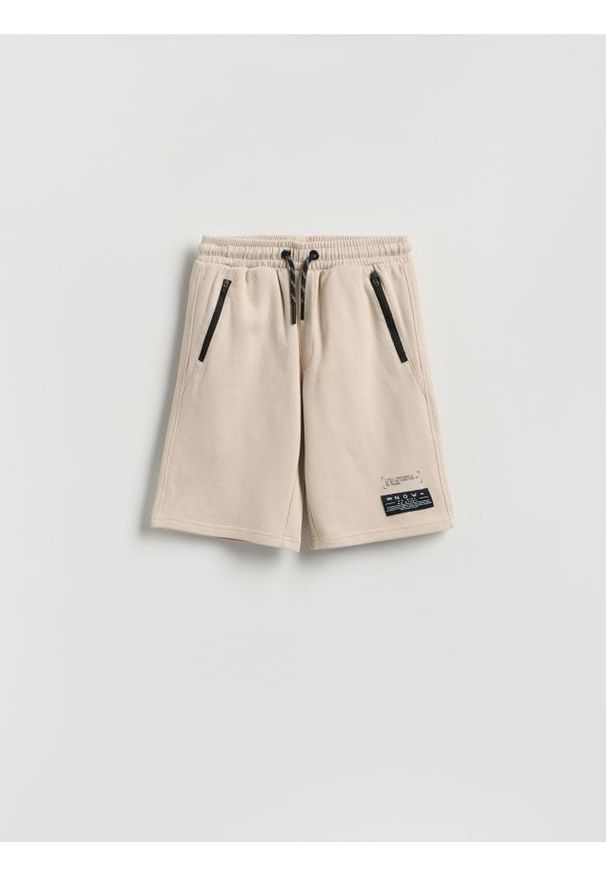 Reserved - Szorty bermudy - kremowy. Kolor: kremowy. Materiał: dzianina, bawełna