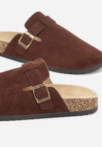 Renee - Brązowe Klapki Typu Chodaki z Ekozamszu Zdobione Sprzączką Amustana. Okazja: na co dzień. Kolor: brązowy. Materiał: jeans. Wzór: aplikacja. Styl: casual, elegancki #3