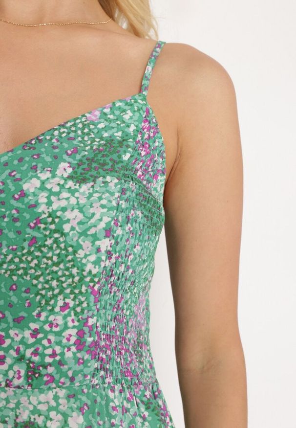 Born2be - Zielona Sukienka z Wiskozy na Ramiączkach z Gumką w Pasie i Ozdobnymi Guzikami Narulla. Kolor: zielony. Materiał: wiskoza. Długość rękawa: na ramiączkach. Sezon: lato