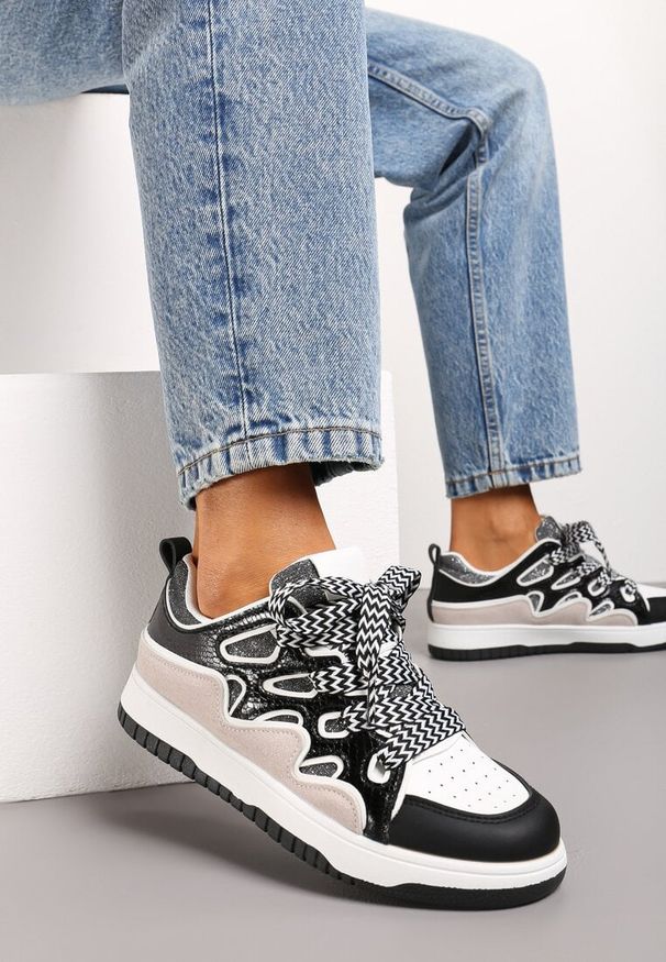 Renee - Czarne Sneakersy z Metalicznym Błyskiem i Podwójnym Sznurowaniem Piniara. Kolor: czarny. Obcas: na obcasie. Wysokość obcasa: niski