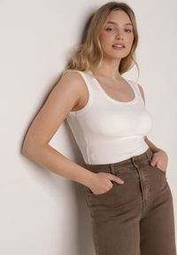 Born2be - Biały Dopasowany Top Bez Rękawów z Wiskozy z Kwadratowym Dekoltem Madu. Okazja: na spacer. Typ kołnierza: dekolt kwadratowy. Kolor: biały. Materiał: wiskoza. Długość rękawa: bez rękawów. Sezon: lato. Styl: elegancki, klasyczny #3